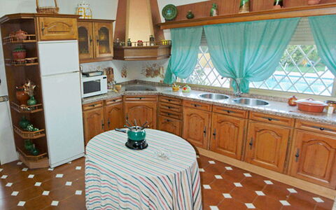 Finca la Poza: Cabinetry, Controsoffitto, Mobilia, Proprietà, Pianta Della Casa, Cassetto, Legna, Cucina, Interior Design, Illuminazione