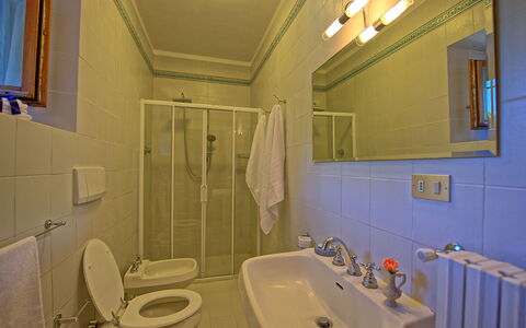 Villa Crispinino: Bagno, Camera, Proprietà, Gabinetto, Idraulico Fixture, Parete, Bagno Accessorio, Lavandino Del Bagno, Interior Design, Costruzione