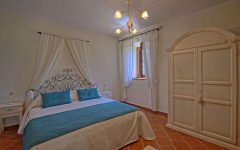Villa Crispinino: Camera Da Letto, Letto, Camera, Proprietà, Mobilia, Lenzuolo, Telaio Del Letto, Interior Design, Pavimento, Parete
