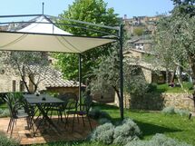 Ampio giardino con gazebo e bbq