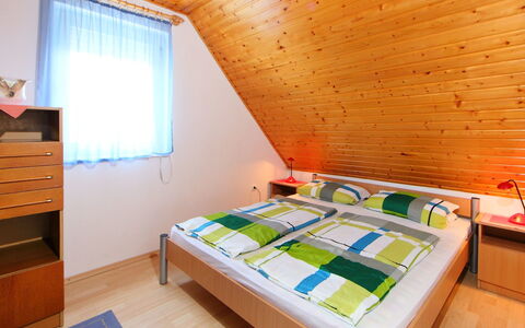 Margaret: Camera, Letto, Mobilia, Proprietà, Camera Da Letto, Interior Design, Parete, Costruzione, Casa, Telaio Del Letto