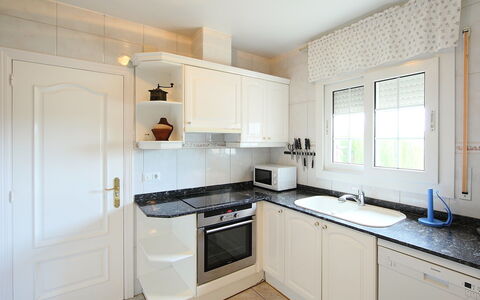 Dirk: Camera, Proprietà, Mobilia, Cucina, Cabinetry, Controsoffitto, Costruzione, Interior Design, Casa, Immobiliare