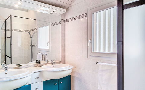 Eden Club: Idraulico Fixture, Bagno, Lavandino Del Bagno, Interior Design, Lavello, Pavimentazione, Pavimento, Rubinetto, Mobiletto Del Bagno, Specchio