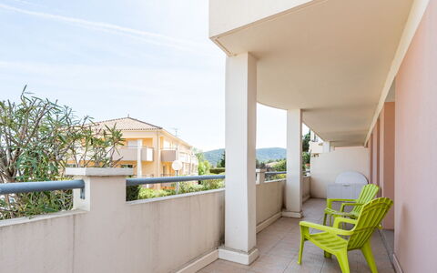 La Storia: Cielo, Costruzione, Pianta, Shade, Sedia, Condominio, Casa, Pavimento, Urban Design, Zona Residenziale