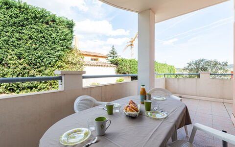 La Storia: Tavolo, Cielo, Proprietà, Mobilia, Tavola, Nube, Costruzione, Verde, Pianta, Interior Design