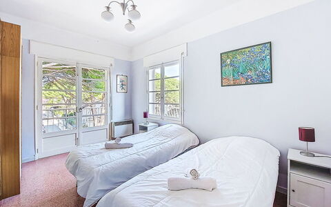 Les Trois a: Camera Da Letto, Letto, Lenzuolo, Bedding, Interior Design, Pavimento, Soffitto, Casa, Mobilia, Telaio Del Letto