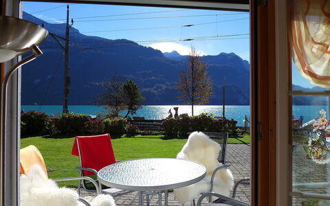 Am Brienzersee: Cielo, Proprietà, Mobilia, Acqua, Finestra, Pianta, Montagna, Luce, Natura, Tavolo