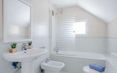 Los Sauces: Bagno, Idraulico Fixture, Pavimentazione, Lavello, Vasca Da Bagno, Interior Design, Pavimento, Rubinetto, Lavandino Del Bagno, Idraulico