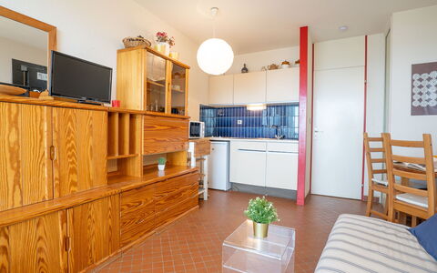 Les Belles Plages: Cabinetry, Mobilia, Proprietà, Pianta Della Casa, Mensola, Interior Design, Illuminazione, Pianta, Architettura, Libreria