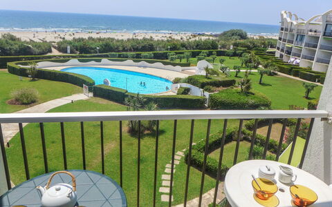 Les Belles Plages: Acqua, Cielo, Costruzione, Proprietà, Verde, Natura, Azzurro, Interior Design, Architettura, Tavolo