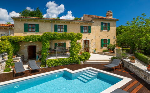 Gelci: Piscina, Ricorrere, Casa, Zona Residenziale, Eco Hotel, Casa, Estate, Mobili Da Esterno, Ombrello, Villa