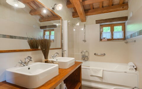 Gelci: Idraulico Fixture, Bagno, Interior Design, Lavandino Del Bagno, Lavello, Pavimentazione, Legna, Rubinetto, Soffitto, Pavimento