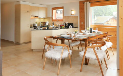 Les Mayens 3.2: Tavolo, Mobilia, Sedia, Legna, Cucina, Interior Design, Pavimentazione, Pavimento, Cucina & Sala Da Pranzo Tavolo, Controsoffitto