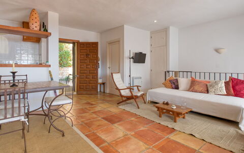 Vista Halcon: Tavolo, Mobilia, Proprietà, Divano, Legna, Sedia, Interior Design, Pianta Della Casa, Pavimento, Divano Letto