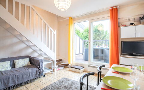 Cabourg 40: Mobilia, Proprietà, Costruzione, Legna, Cabinetry, Finestra, Interior Design, Tavolo, Illuminazione, Pavimento