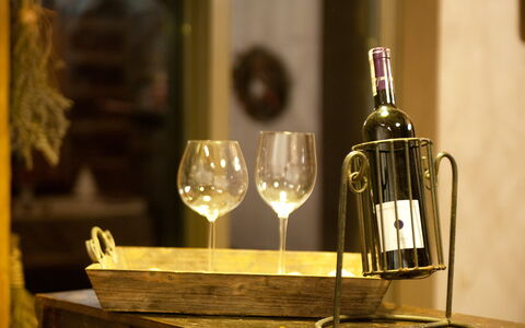 Moja Mała Toskania: Tavola, Bottiglia, Bicchieri, Stemware, Tavolo, Barware, Vino, Bottiglia Di Vetro, Illuminazione, Legna