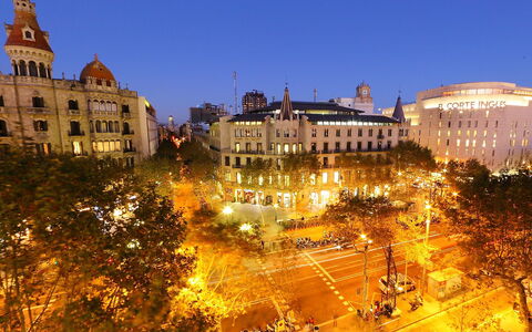 Plaza de Catalunya - Pso. de Gracia: Punto Di Riferimento, Città, Cielo, Cittadina, Notte, Zona Urbana, Insediamento Umano, Architettura, Costruzione, Albero