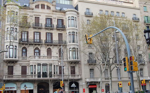 Plaza de Catalunya - Pso. de Gracia: Costruzione, Architettura, Quartiere, Punto Di Riferimento, Cittadina, Città, Uso Misto, Facciata, Zona Urbana, Insediamento Umano
