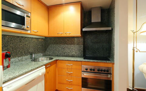 Plaza de Catalunya - Pso. de Gracia: Controsoffitto, Proprietà, Camera, Cabinetry, Cucina, Mobilia, Giallo, Interior Design, Costruzione, Piastrella
