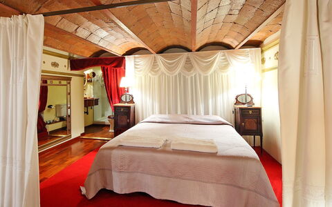 Plaza de Catalunya - Pso. de Gracia: Camera Da Letto, Letto, Camera, Mobilia, Proprietà, Letto A Baldacchino, Interior Design, Soffitto, Lenzuolo, Telaio Del Letto