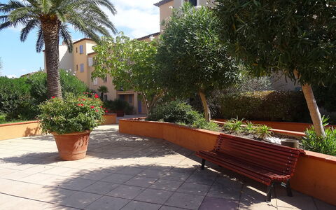 L'Annonciade: Arbusto, Zona Residenziale, Giardino, Shade, Hacienda, Landscaping, Cortile, Passerella, Cortile