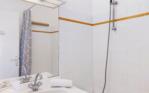 L'Annonciade: Idraulico Fixture, Pavimentazione, Interior Design, Bagno, Pavimento, Idraulico, Rubinetto, Lavello, Camera, Doccia