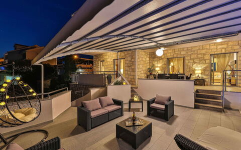 Villa Antonija: Divano, Interior Design, Costruzione, Shade, Soggiorno, Casa, Tavolo, Immobiliare, Condominio, Pavimentazione