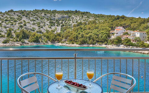Villa Antonija: Acqua, Cielo, Nube, Proprietà, Mobilia, Sedia, Pianta, Tavolo, Blu, Natura