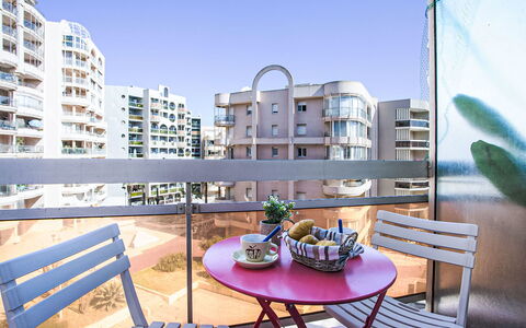 Les Balcons de la Plage: Costruzione, Mobilia, Cielo, Tavolo, Vaso Di Fiori, Finestra, Mobili Da Esterno, Casa, Pianta, Urban Design