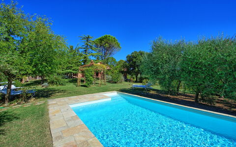Casa Cipressi: Piscina, Proprietà, Immobiliare, Paesaggio Naturale, Estate, Casa, Casa, Backyard, Zona Residenziale, Erba