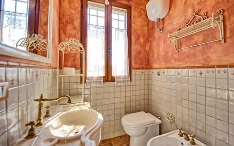 Casa Cipressi: Bagno, Proprietà, Camera, Piastrella, Interior Design, Costruzione, Parete, Casa, Immobiliare, Casa