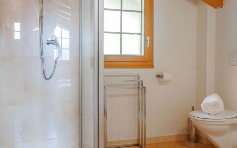 Petit Nid: Pavimentazione, Idraulico Fixture, Interior Design, Legna, Pavimento, Bagno, Idraulico, Rubinetto, Soffitto, Camera