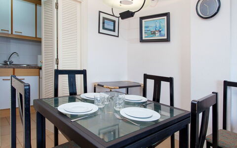 Windsor: Camera, Proprietà, Mobilia, Sala Da Pranzo, Tavolo, Costruzione, Interior Design, Casa, Immobiliare, Cucina & Sala Da Pranzo Tavolo