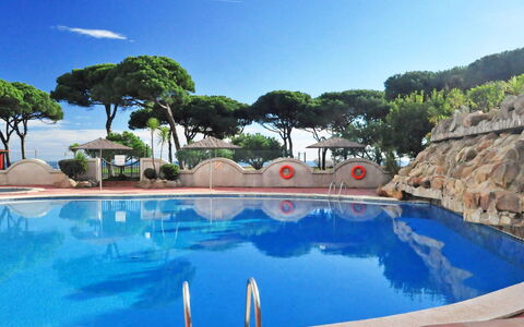 Windsor: Piscina, Ricorrere, Proprietà, Vacanza, Acqua, Azzurro, Tempo Libero, Immobiliare, Cielo, Turismo
