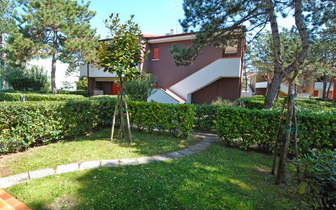 Villaggio Azzurro: Pianta, Cielo, Costruzione, Albero, Finestra, Manto Stradale, Erba, Lotto, Shade, Urban Design