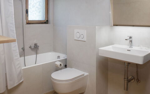 Verbier 390: Bagno, Idraulico Fixture, Toilet Seat, Gabinetto, Parete, Pavimentazione, Interior Design, Pavimento, Lavello, Rubinetto