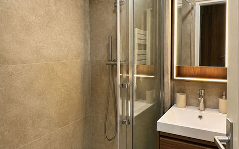Résidence du Golf: Pavimentazione, Bagno, Idraulico Fixture, Pavimento, Parete, Interior Design, Legna, Specchio, Mobiletto Del Bagno, Gabinetto