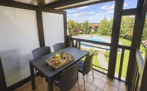 Résidence du Golf: Legna, Mobilia, Color Legno, Soffitto, Latifoglie, Sedia, Shade, Tavolo Esterno, Cucina & Sala Da Pranzo Tavolo, Mobili Da Esterno