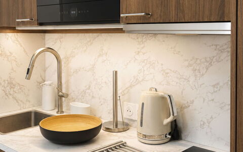 Résidence du Golf: Controsoffitto, Cabinetry, Interior Design, Cucina, Elettrodomestico Da Cucina, Mobilia, Pavimentazione, Tavola, Pavimento, Elettrodomestico