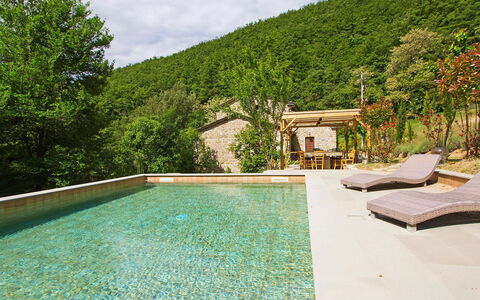 La Valchiera: Acqua, Cielo, Pianta, Nube, Costruzione, Piscina, Paesaggio Naturale, Albero, Rettangolo, Erba