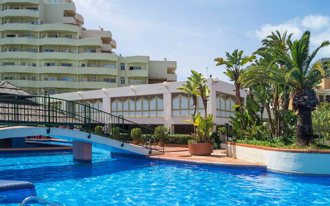 Benalbeach: Acqua, Nube, Pianta, Cielo, Proprietà, Costruzione, Piscina, Azzurro, Blu, Albero