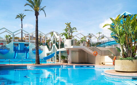 Benalbeach: Acqua, Cielo, Nube, Pianta, Blu, Azzurro, Piscina, Località Balneare, Albero, Arecales