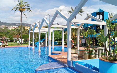 Benalbeach: Acqua, Nube, Cielo, Pianta, Piscina, Shade, Mobili Da Esterno, Costruzione, Tempo Libero, Aqua