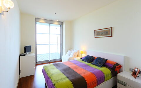 Diagonal Mar: Camera Da Letto, Letto, Mobilia, Camera, Proprietà, Interior Design, Lenzuolo, Telaio Del Letto, Bedding, Pavimento
