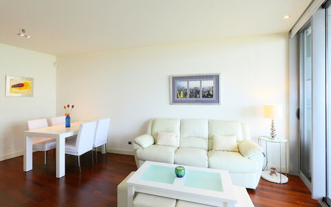 Diagonal Mar: Camera, Proprietà, Mobilia, Interior Design, Soggiorno, Pavimento, Costruzione, Casa, Parete, Soffitto