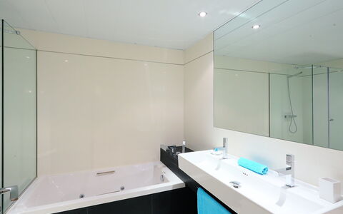 Diagonal Mar: Bagno, Camera, Proprietà, Interior Design, Architettura, Piastrella, Costruzione, Casa, Immobiliare, Soffitto