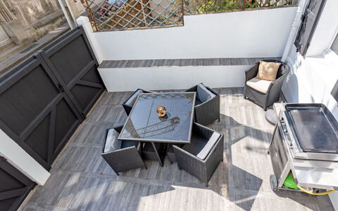 Guillaume le Conquérant: Costruzione, Interior Design, Divano, Pavimento, Urban Design, Pavimentazione, Condominio, Legna, Materiale Composito, Facciata