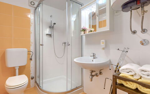 Ivanka: Rubinetto, Idraulico Fixture, Lavandino Del Bagno, Lavello, Costruzione, Specchio, Bagno, Illuminazione, Viola