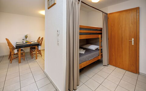 Cornalin 2: Interior Design, Pavimentazione, Pavimento, Mobilia, Soffitto, Camera, Letto, Camera Da Letto, Color Legno, Latifoglie