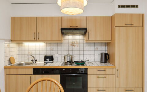 Cornalin 2: Cucina, Mobilia, Cabinetry, Legna, Controsoffitto, Interior Design, Elettrodomestico Da Cucina, Pavimentazione, Apparecchio Major, Pavimento